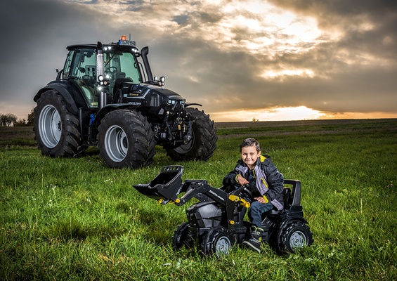 Tractor con Bullldozer Negro Agrotron 7250 Ttv Warrior